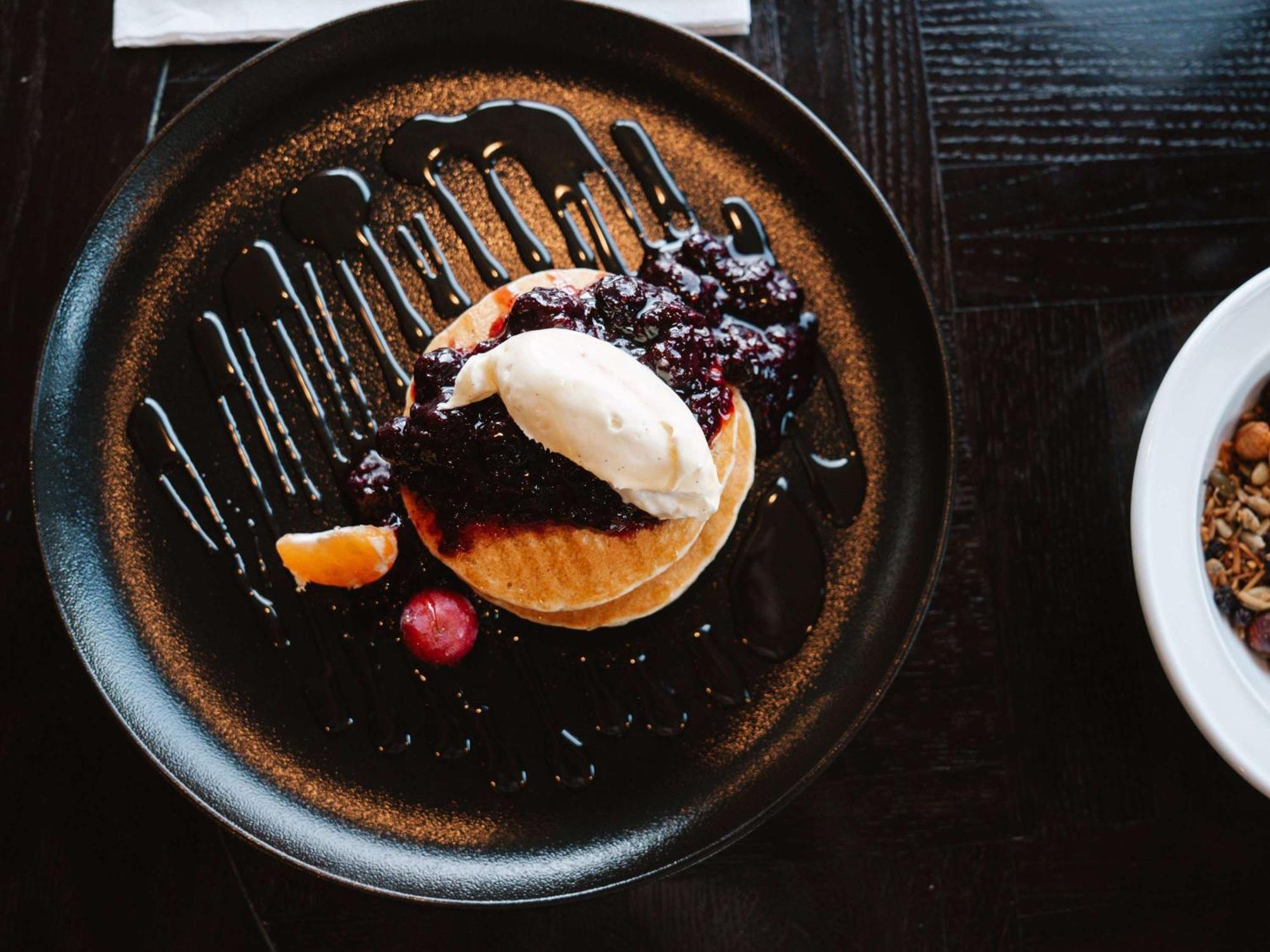Hotel St Moritz Queenstown - Mgallery By Sofitel Zewnętrze zdjęcie A blueberry pie with ice cream